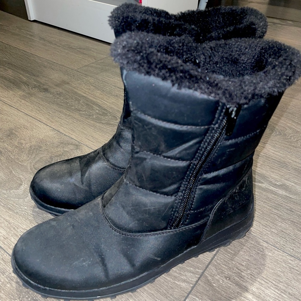 lightly used waterproof/weatherproof snow boots